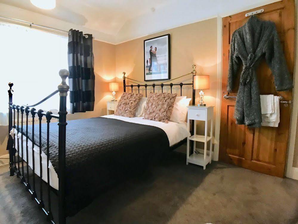 Sw Bed & Breakfast Swindon Ngoại thất bức ảnh